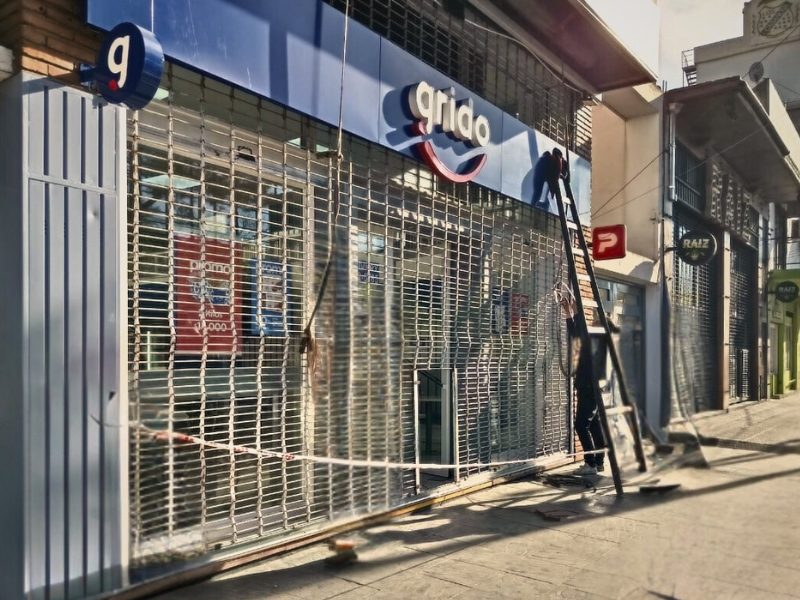 Cortina comercial microperforada en vidriera