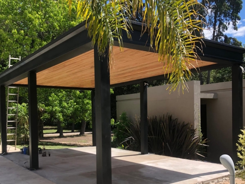 Estructura metálica tipo pérgola