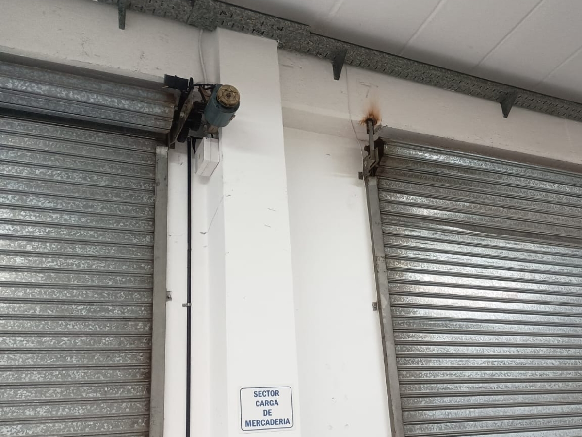 Detalle de guía cortina industrial