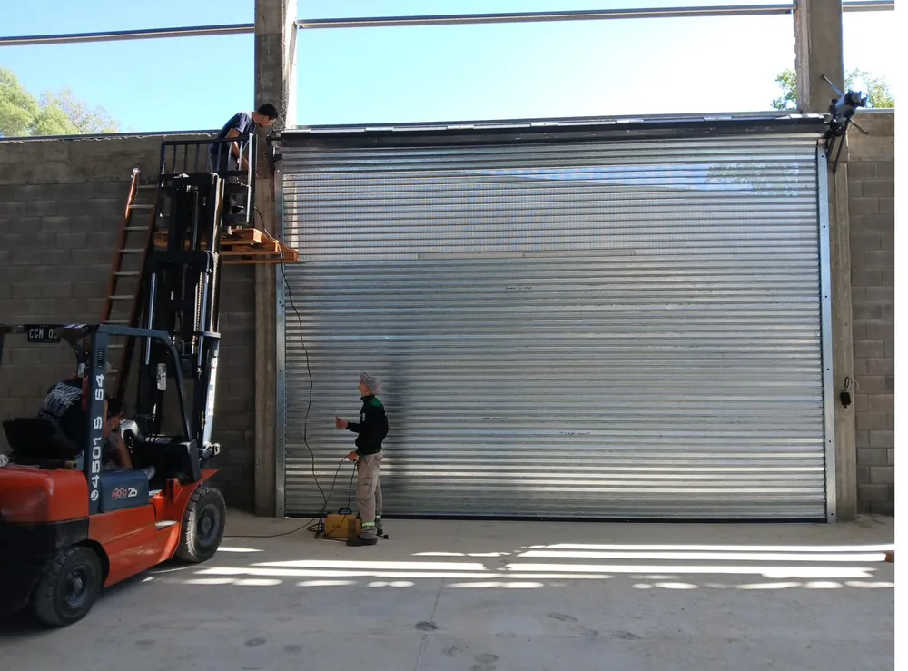 Cortina met&aacute;lica instalada en local comercial de Zona Oeste