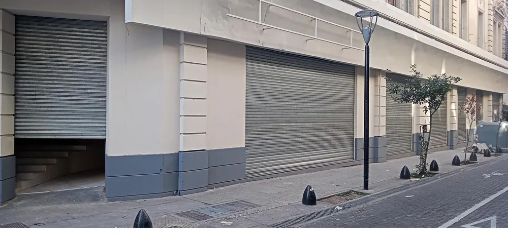 Cortina met&aacute;lica con motor instalada en La Tablada