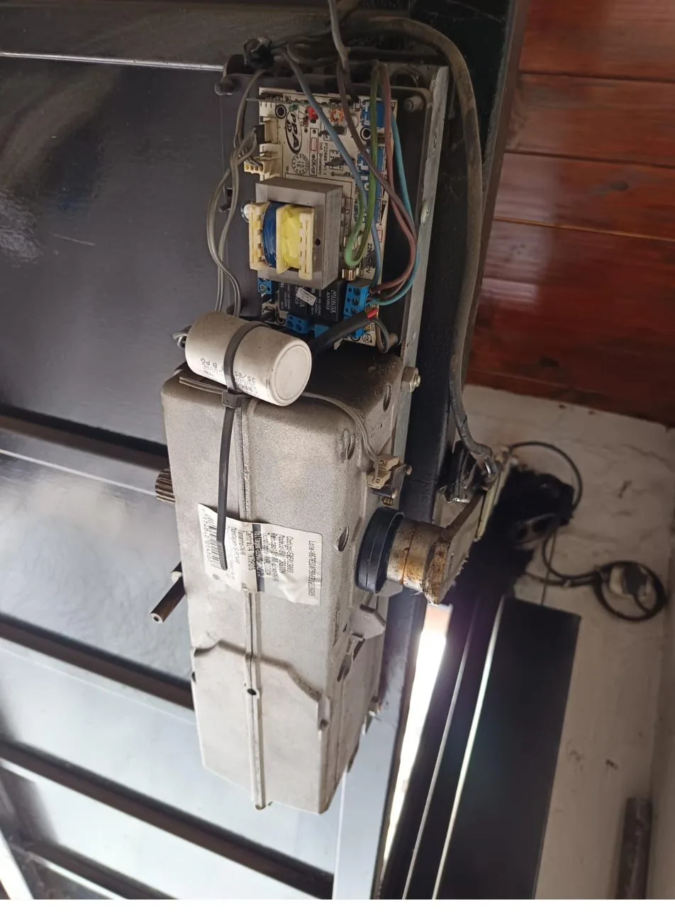 Cortina met&aacute;lica de negocio reparada y funcionando