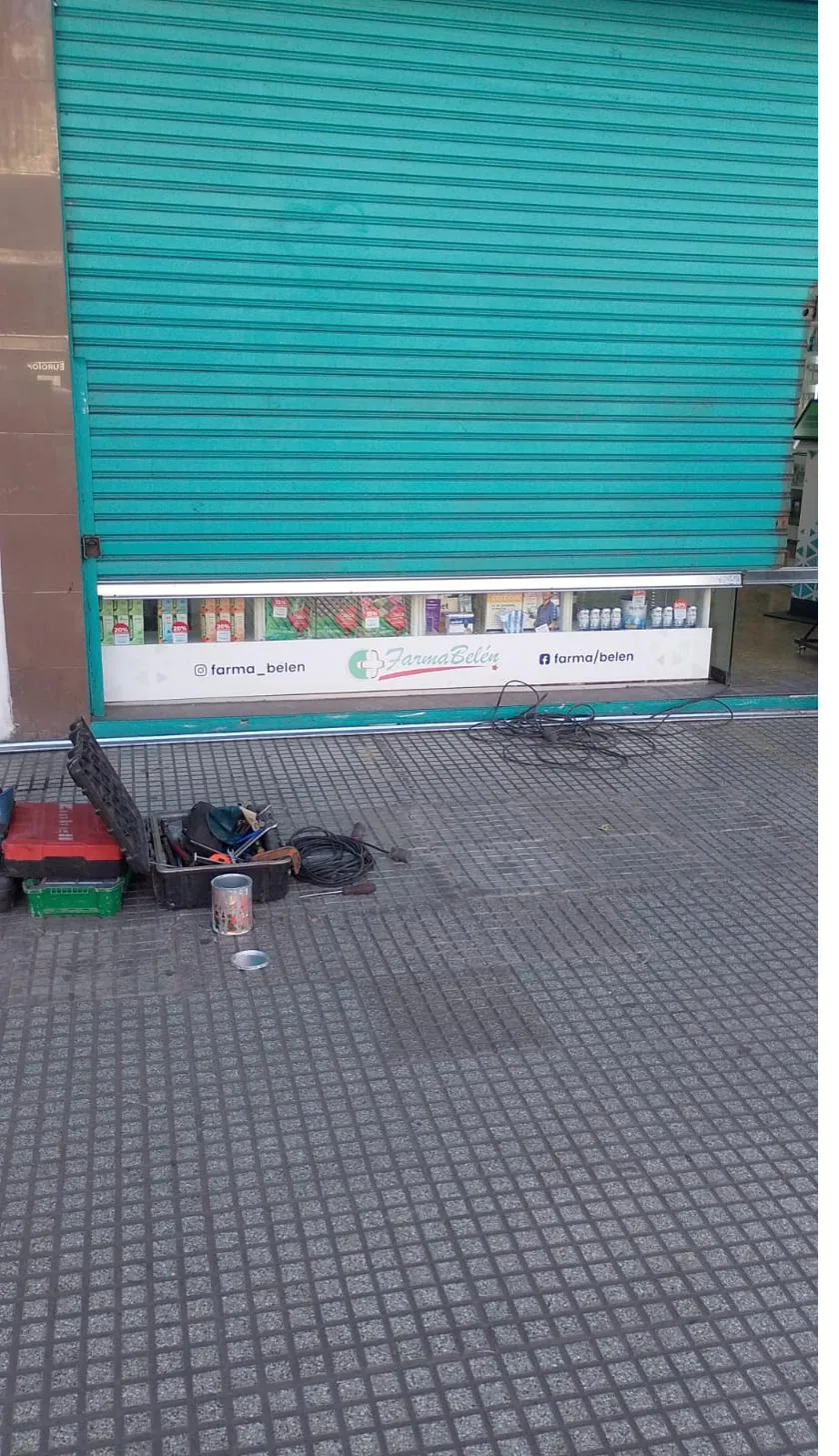 Port&oacute;n de herrer&iacute;a de dise&ntilde;o negro fabricado a medida