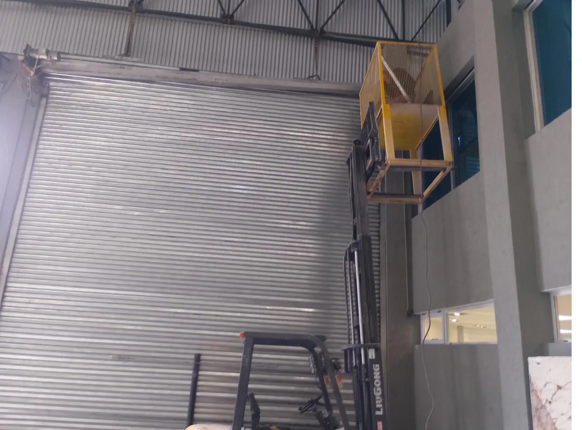 P&eacute;rgola met&aacute;lica de dise&ntilde;o fabricada a medida por Grupo Escobar
