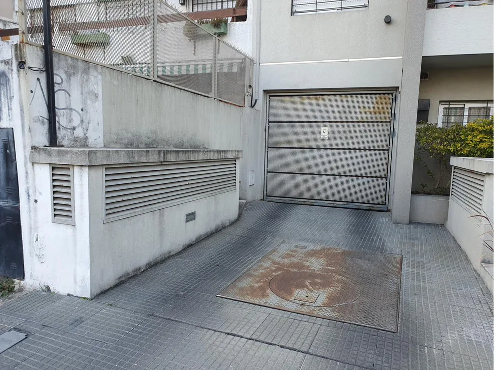 Port&oacute;n autom&aacute;tico corredizo moderno instalado en vivienda