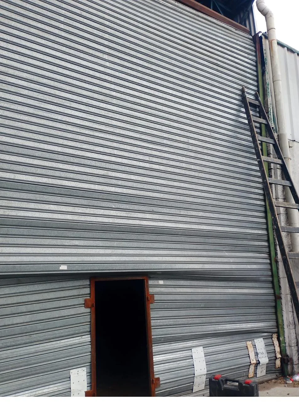Portón automático instalado en vivienda familiar