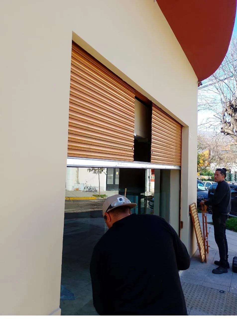 Port&oacute;n de herrer&iacute;a instalado en frente de vivienda