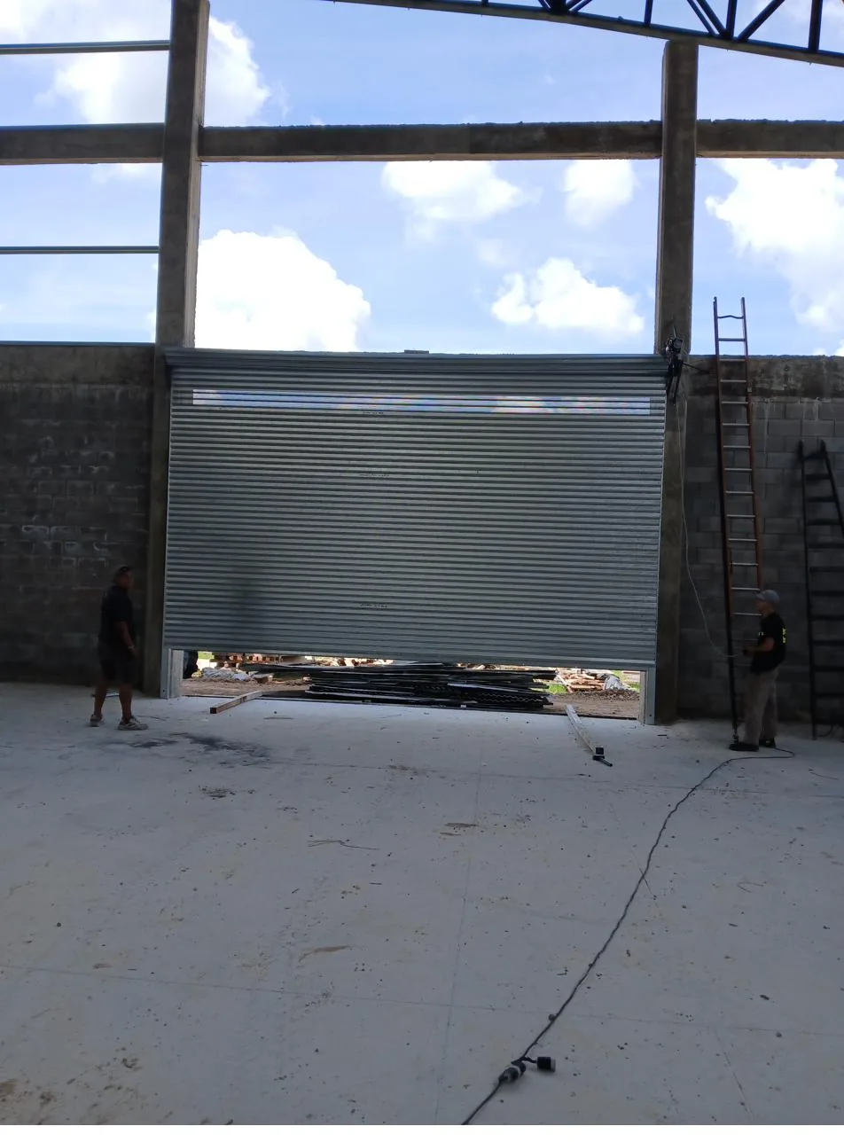 Reparaci&oacute;n de cortina de enrollar en comercio de Zona Oeste