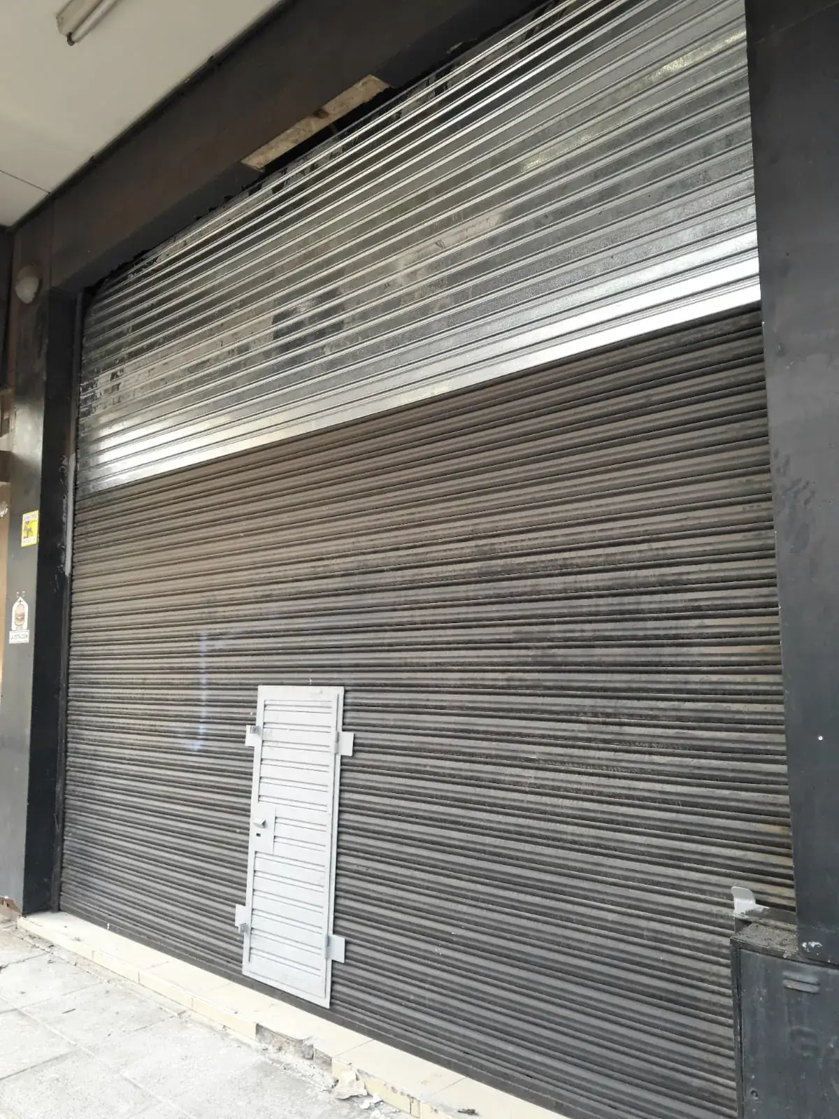 Cortina metálica negra en frente de comercio en Zona Oeste — Grupo Escobar