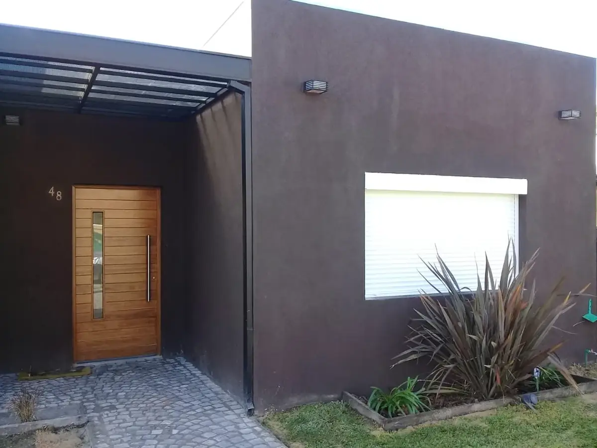 Cortina metálica en fachada de vivienda en La Tablada — Grupo Escobar
