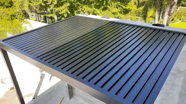 Cubierta de lamas metálicas en patio de vivienda — Grupo Escobar