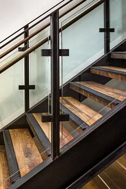 Escalera metálica con peldaños de madera a medida — Grupo Escobar