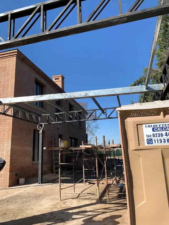 Montaje de estructura metálica para construcción comercial — Grupo Escobar
