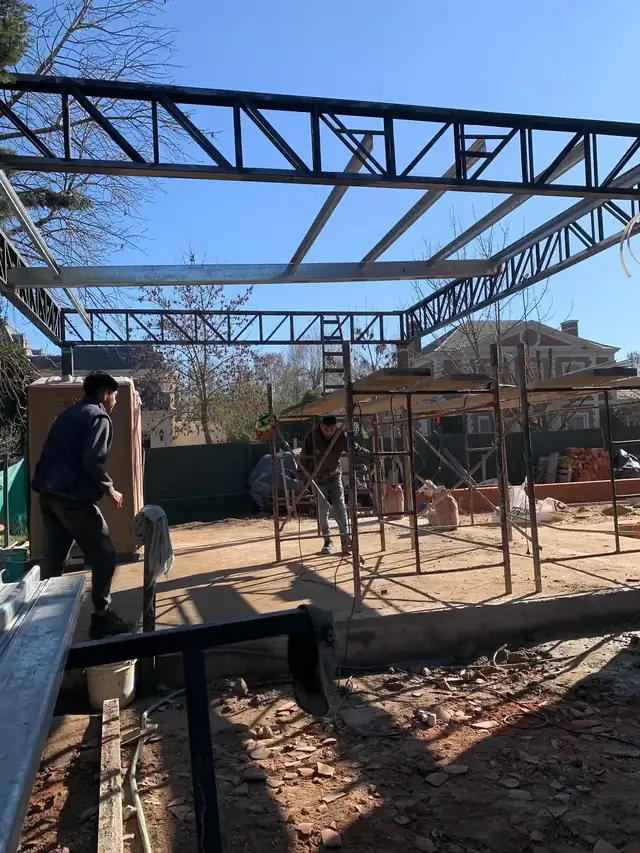 Fabricación de estructura metálica en taller propio de La Tablada — Grupo Escobar