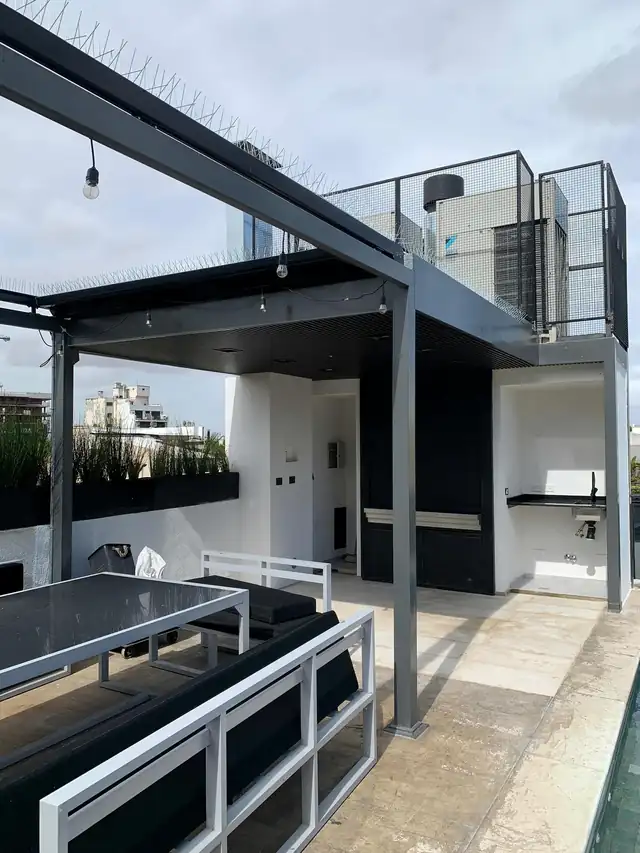 Estructura metálica terminada en sector de piscina — Grupo Escobar