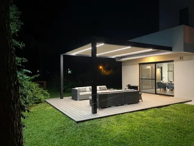 Pérgola metálica de diseño iluminada de noche — Grupo Escobar