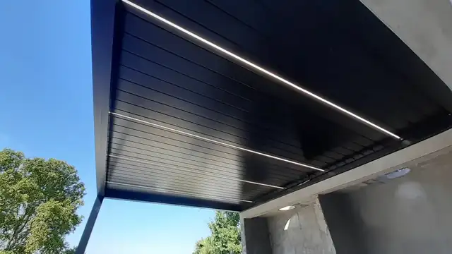 Detalle de pérgola metálica con iluminación integrada — Grupo Escobar