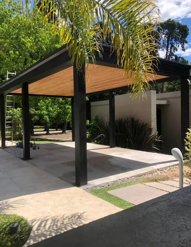 Pérgola metálica terminada en patio de vivienda en Zona Oeste — Grupo Escobar