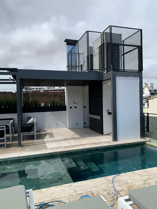 Pérgola metálica junto a piscina en vivienda de Zona Oeste — Grupo Escobar